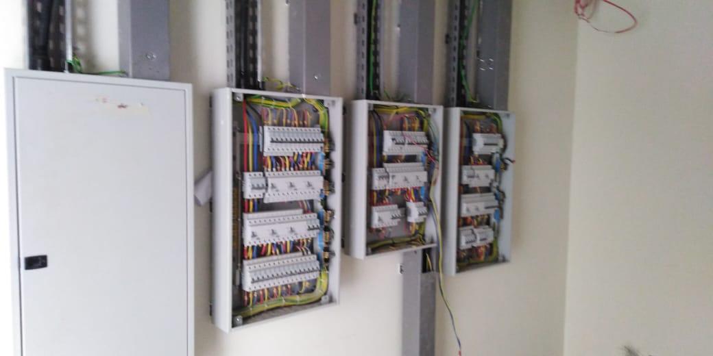 تركيب مقابس كهربائية